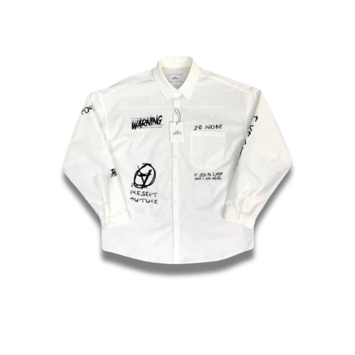 クリーンなホワイトベースに強めのタイポグラフィを重ねた、韓国系グラフィックシャツ