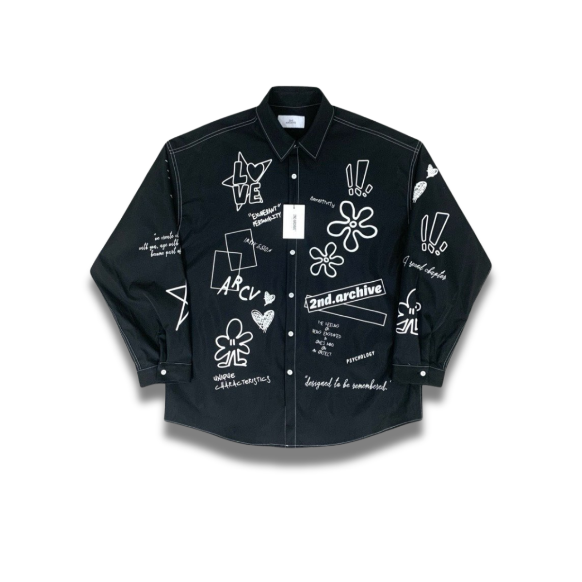 ブラックシャツに施された星と花のプリントのディテールアップ