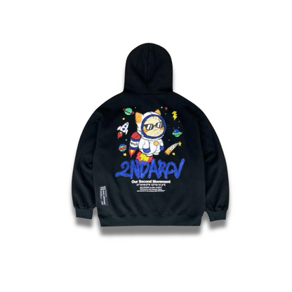 クリームカラーのクレヨン風ロケットキャットパーカーを着たモデルの着用イメージ