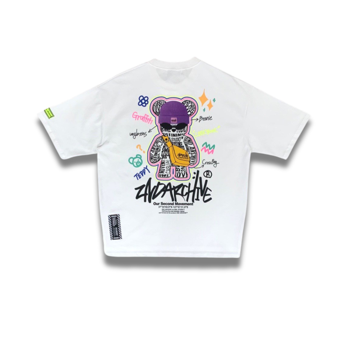 ホワイトベースのTシャツにビビッドなベアグラフィック、韓国ファッションの定番アイテム