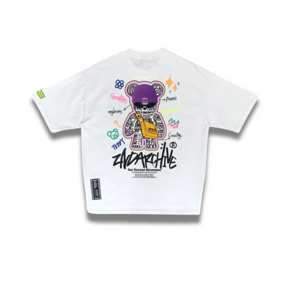 ホワイトベースのTシャツにビビッドなベアグラフィック、韓国ファッションの定番アイテム