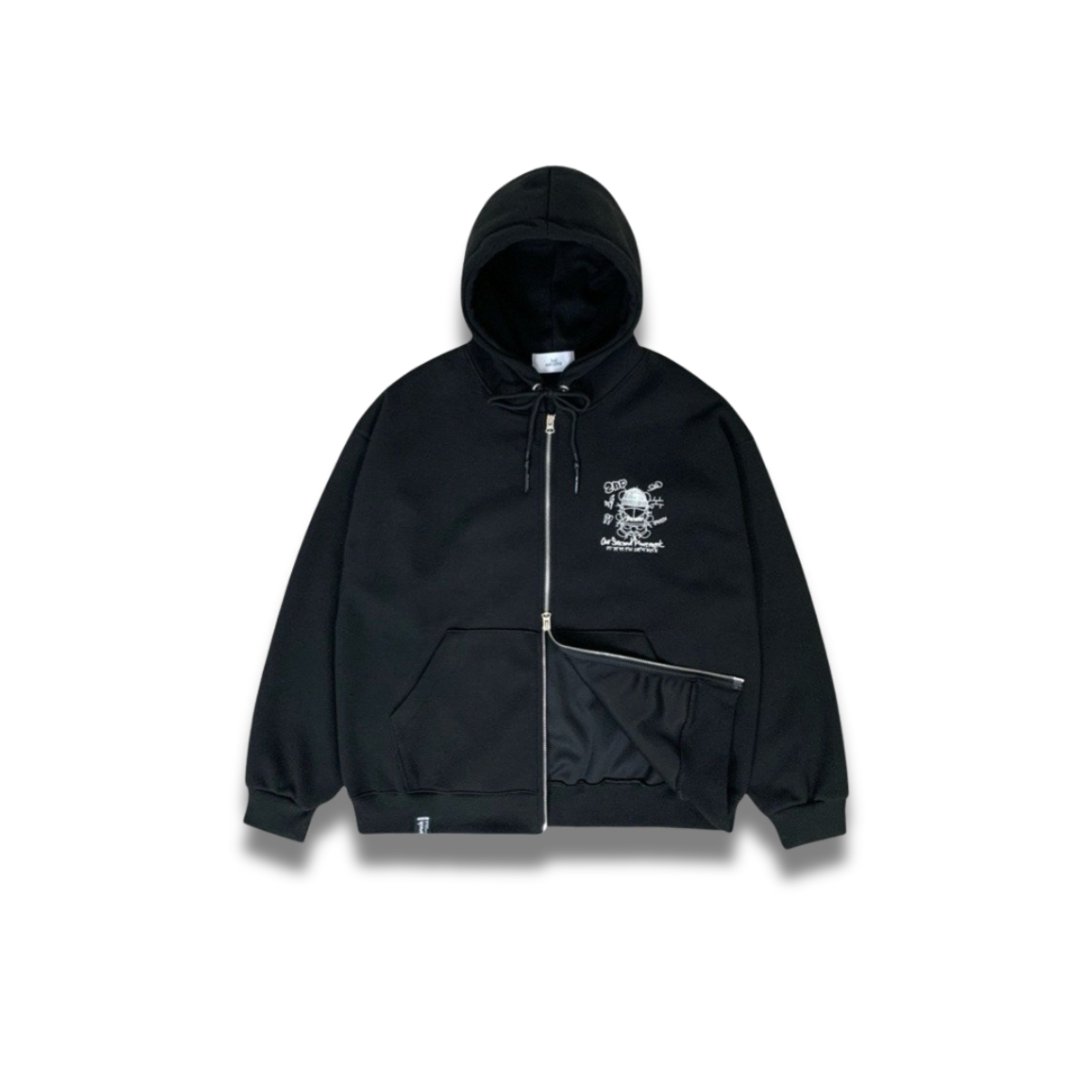 ねじれた表情のベアデザインがプリントされた胸元のディテールカット