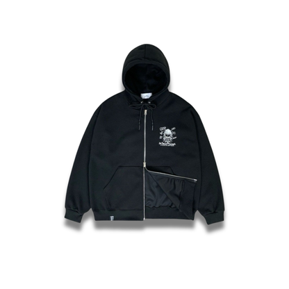 ねじれた表情のベアデザインがプリントされた胸元のディテールカット