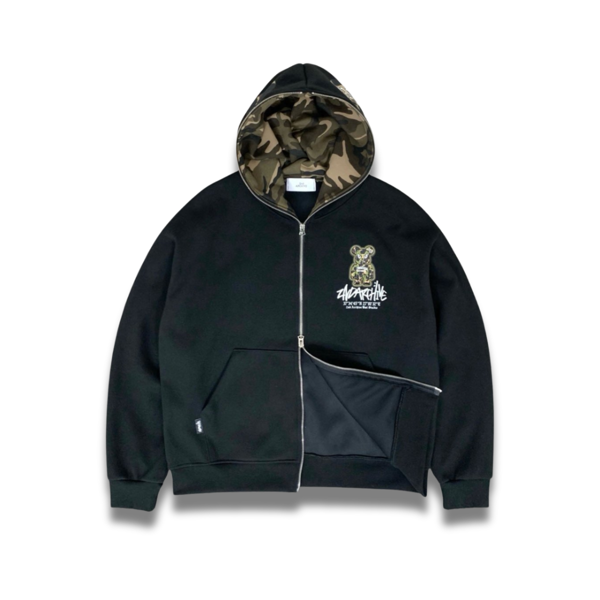 オーバーサイズシルエットのジップパーカーを着た全身スタイリング写真