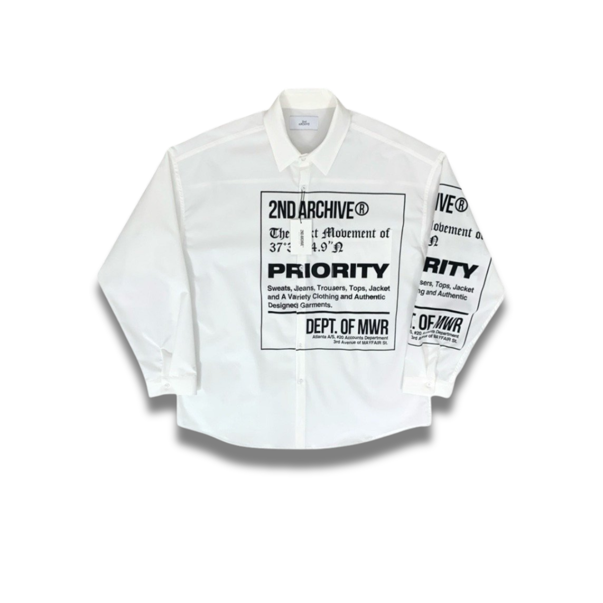 ブラックカラーのレタリングシャツを着たモデルの着用イメージ