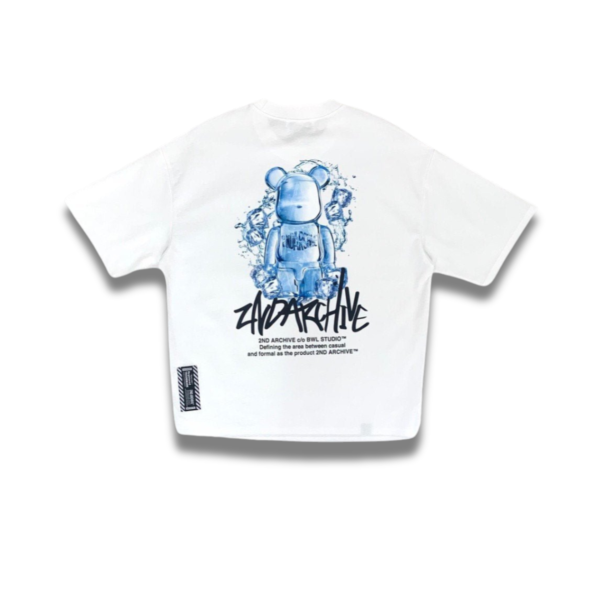 白Tシャツにブルーのベアアートが映える、爽やかな韓国系ストリートT