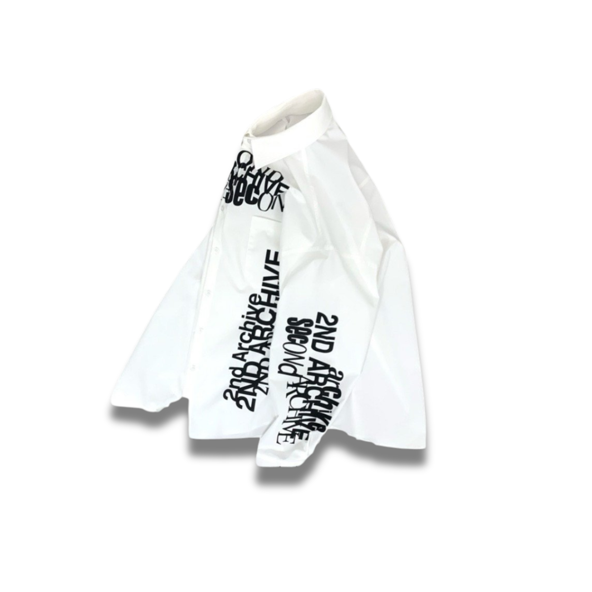 ホワイトとブラックのレイヤード風ロゴシャツ