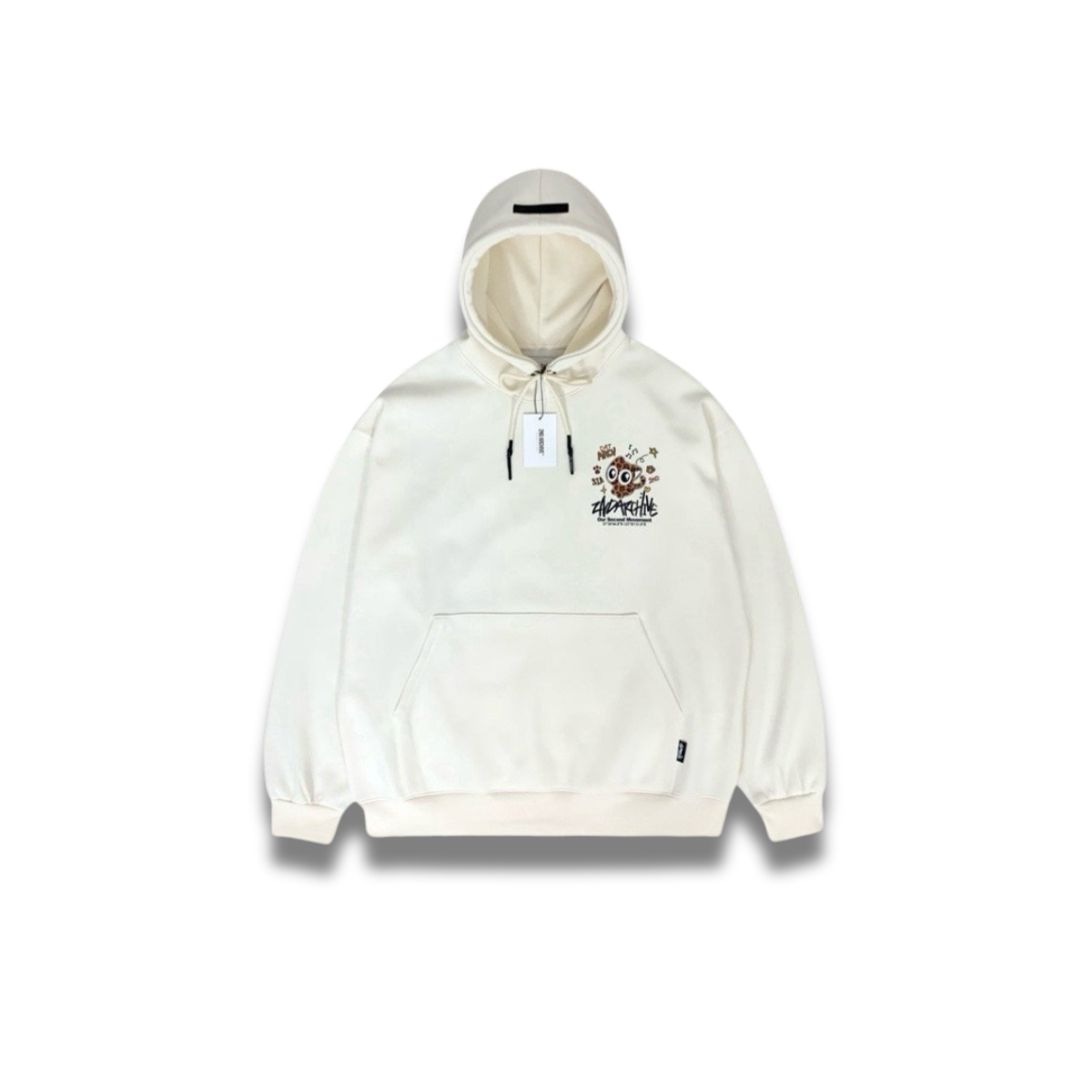 クリームカラーのヒョウ猫パーカーを着たモデルの着用イメージ