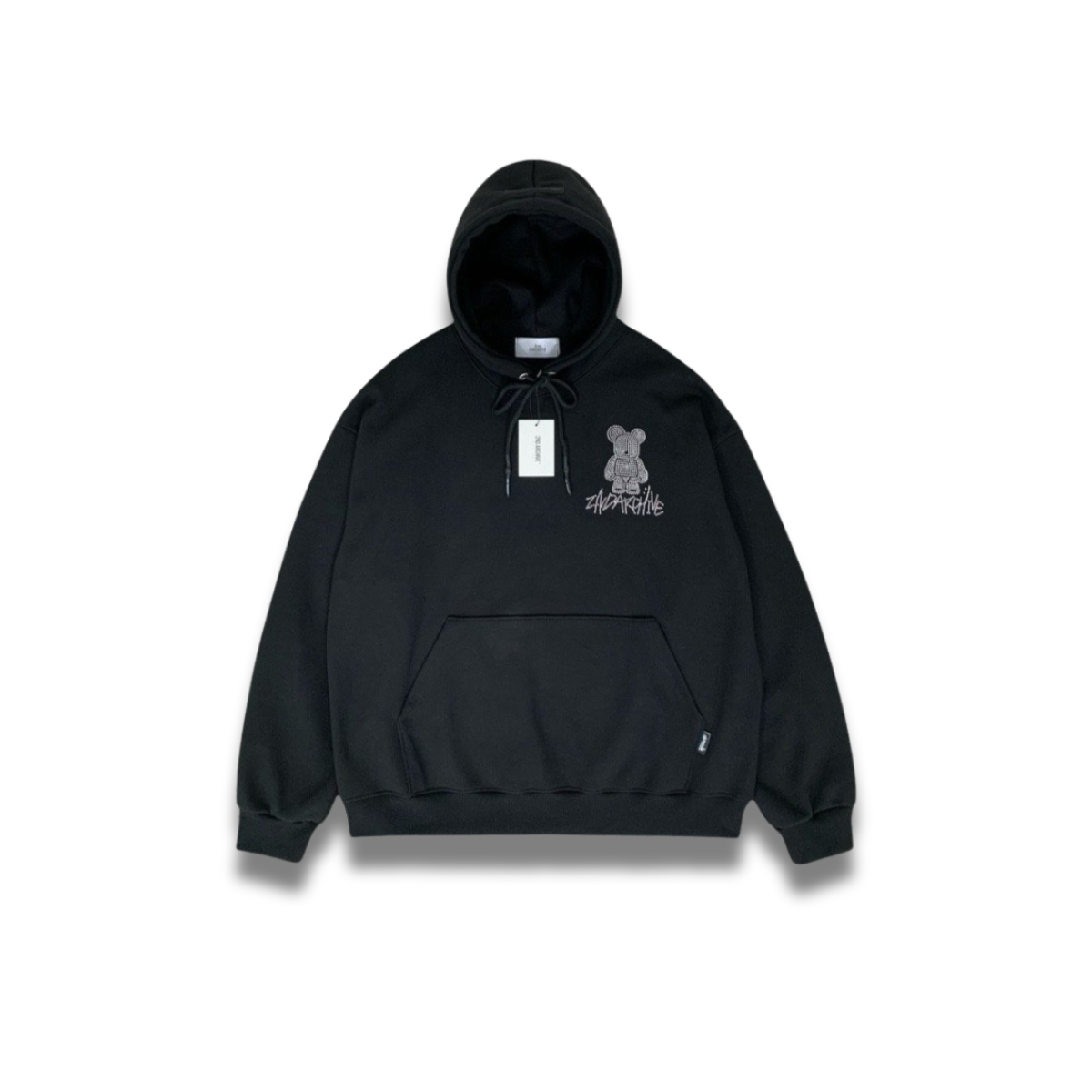 胸元プリントとスタッズ装飾が際立つ前面カット