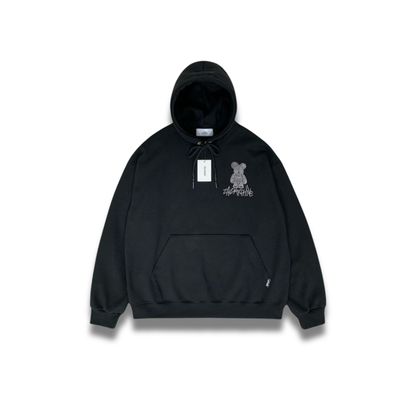 胸元プリントとスタッズ装飾が際立つ前面カット