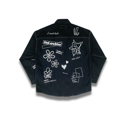 星と花が組み合わさった個性的なグラフィックの胸元ショット