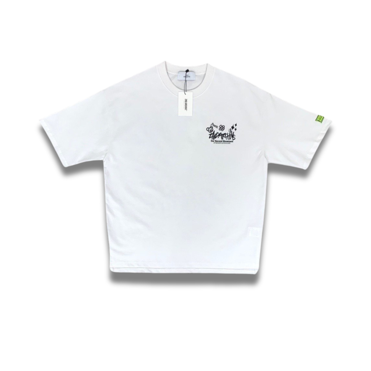 明るいホワイトTにカラフルなストリートアート風プリントが際立つユニセックスデザイン