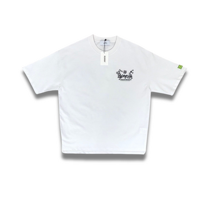 明るいホワイトTにカラフルなストリートアート風プリントが際立つユニセックスデザイン