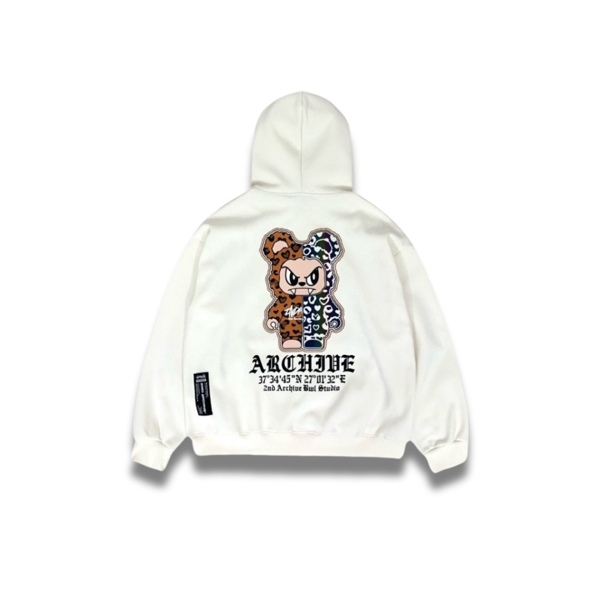 ライトグレーパーカーを着たモデルの全身スタイリング写真