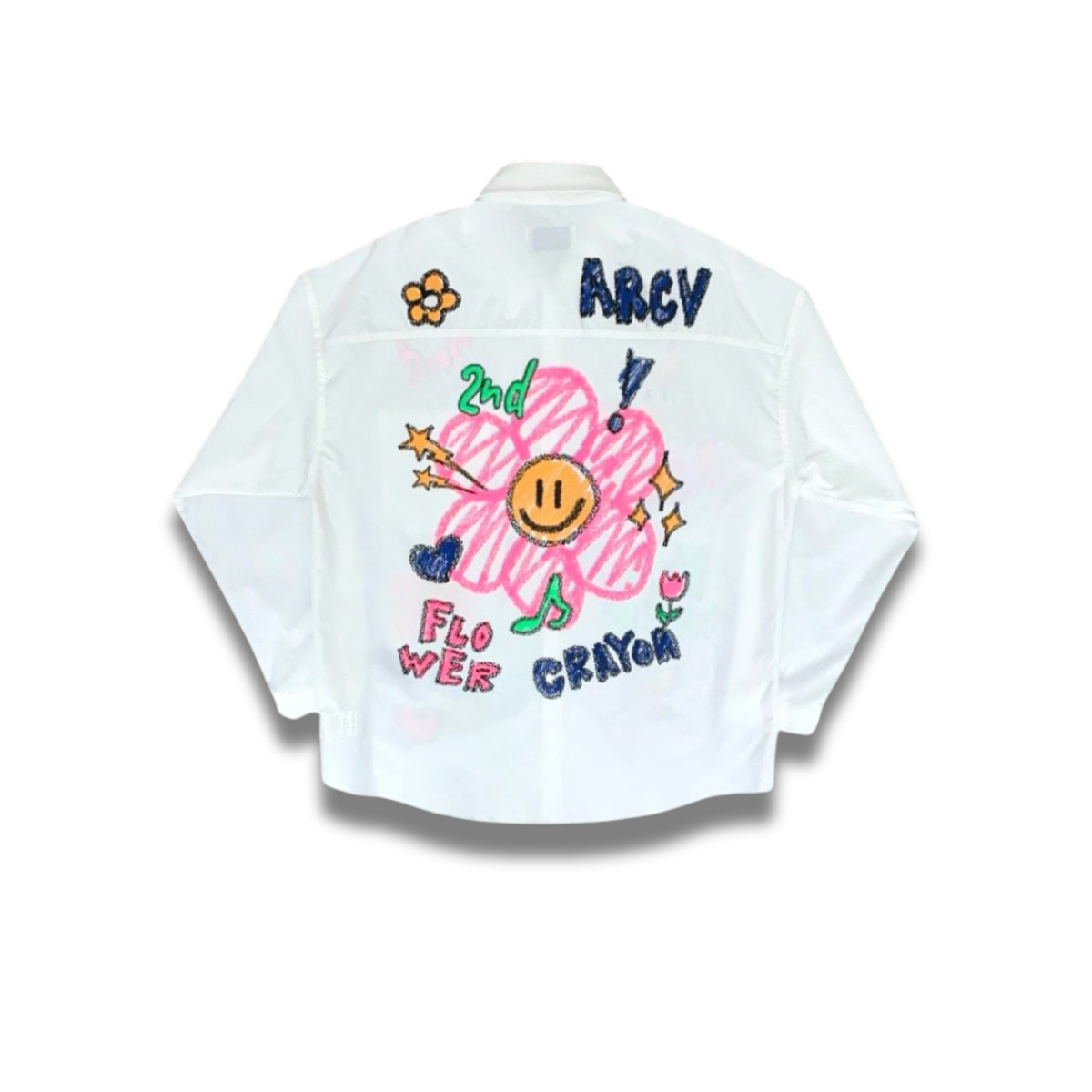 カジュアルコーデとして着用されたシャツの全身スタイリング写真