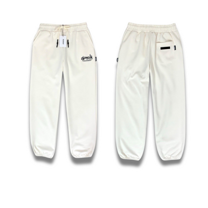 ブラウンカラーのジョガーパンツの素材とロゴを写したアップ画像