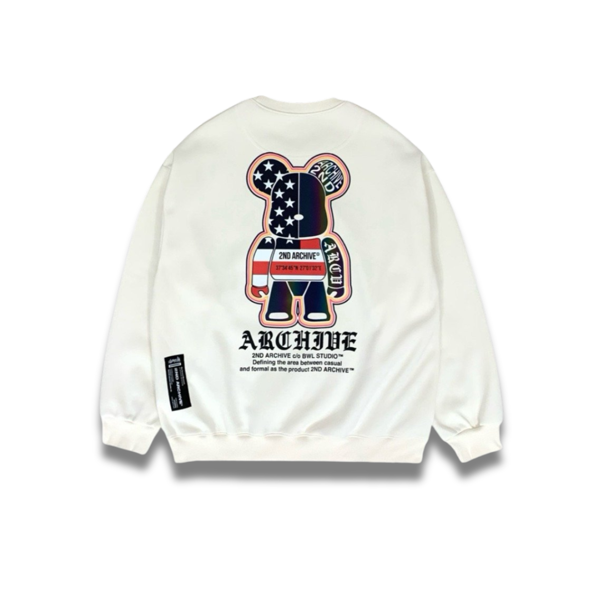 テディベアのポーズとロゴデザインが分かる高解像度ディテールショット