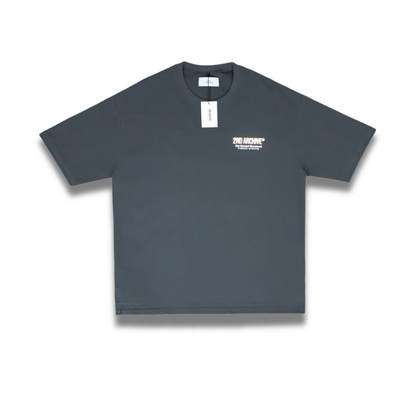 トレンドの立体刺繍デザインが施されたバックロゴTシャツ