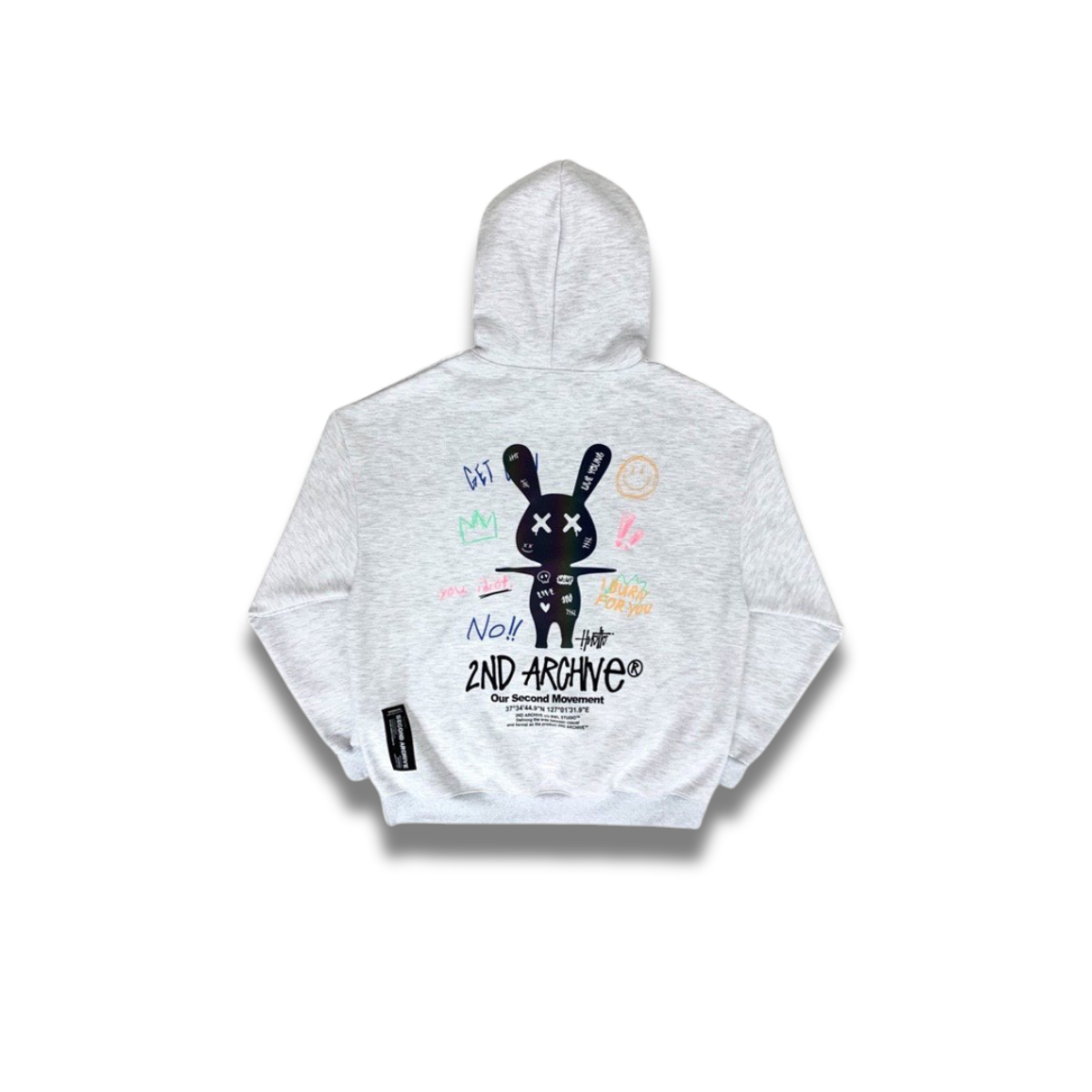 異なるカラーのパーカーが並んだ、スタイリッシュなイメージ