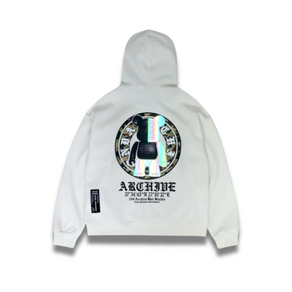 サークルロゴの中心に描かれたテディベアのグラフィックが映える前面カット