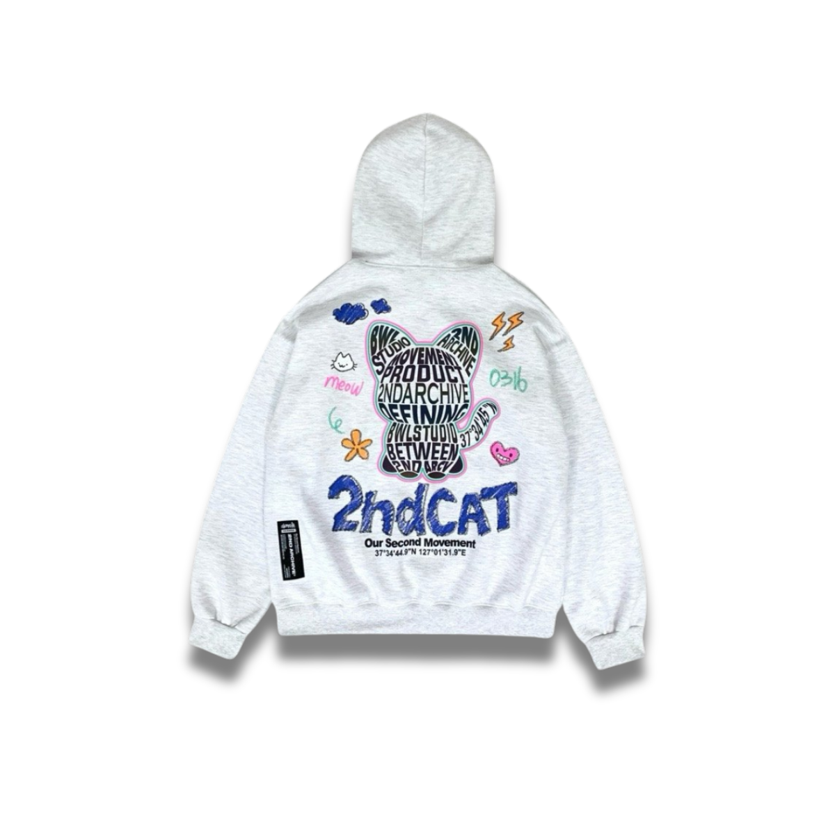 ブラウンカラーのパーカーにプリントされた2nd Cat反射素材の近距離写真