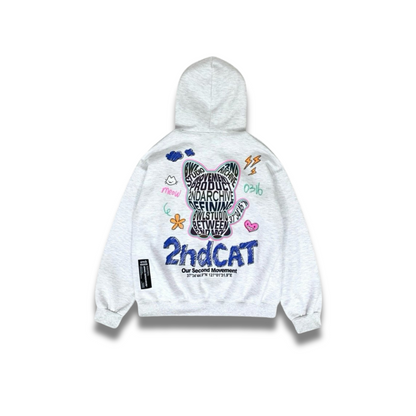 ブラウンカラーのパーカーにプリントされた2nd Cat反射素材の近距離写真