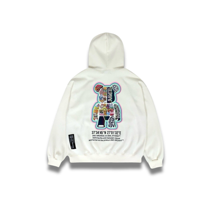 ストリート風のステッカープリントがアクセントになった前面カット