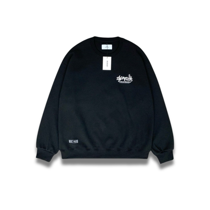 胸元ロゴの質感や線の細部が分かるクローズアップ画像