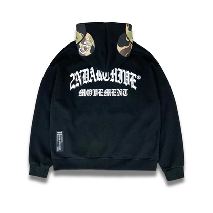 ブラウンパーカーの胸元デザインを近距離で撮影したディテール写真