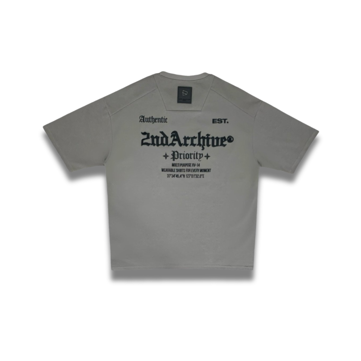 韓国風カジュアルに最適なEST 3DロゴTシャツ