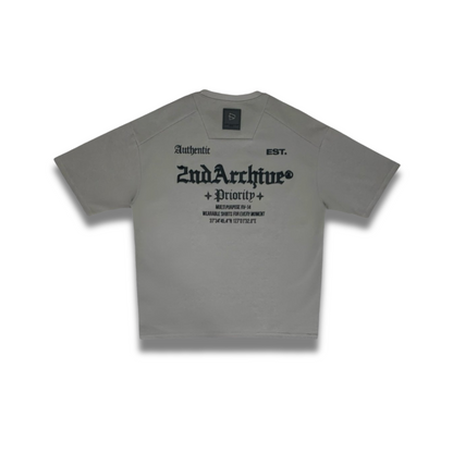 韓国風カジュアルに最適なEST 3DロゴTシャツ