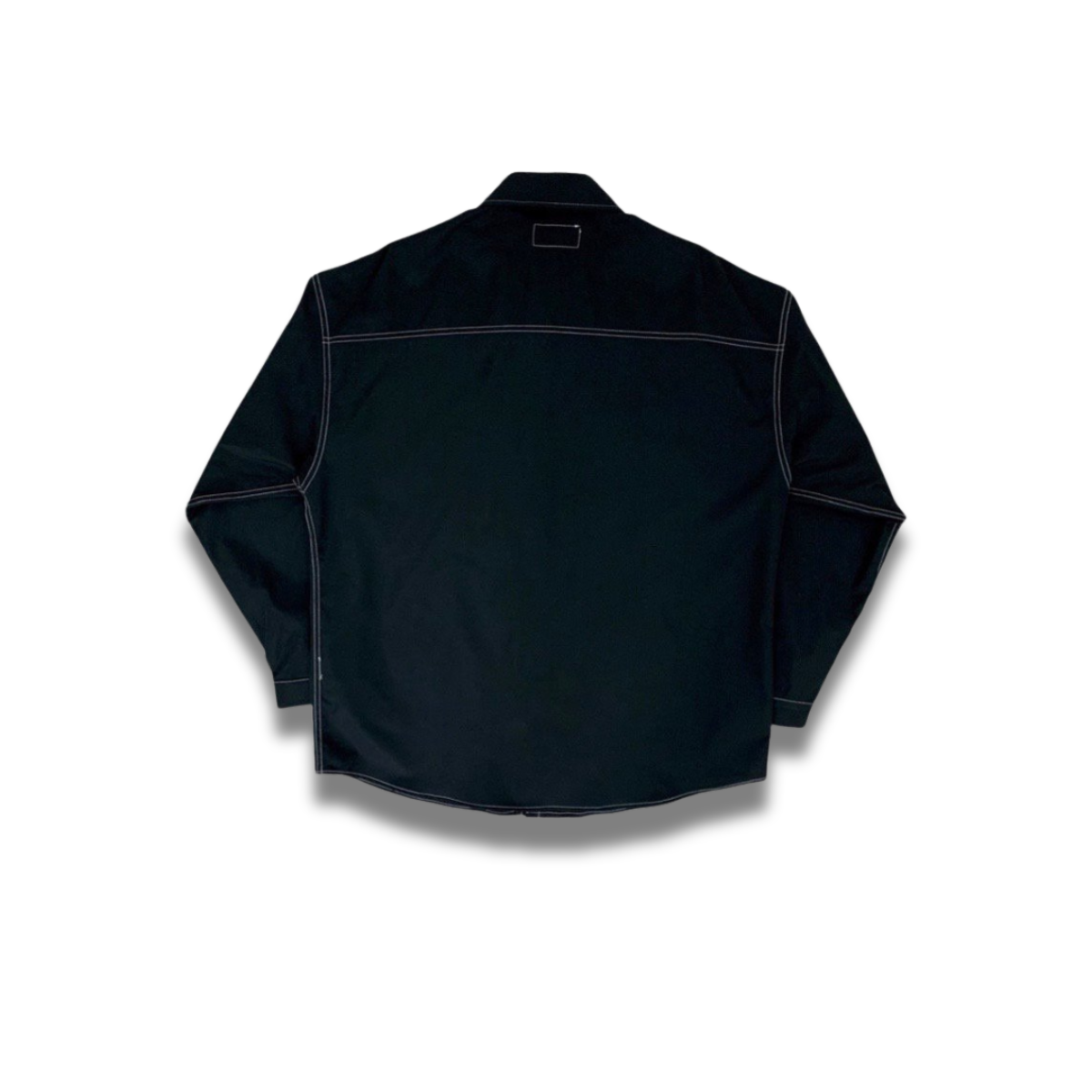 フロント＆スリーブに大胆なロゴをあしらったストリートシャツ