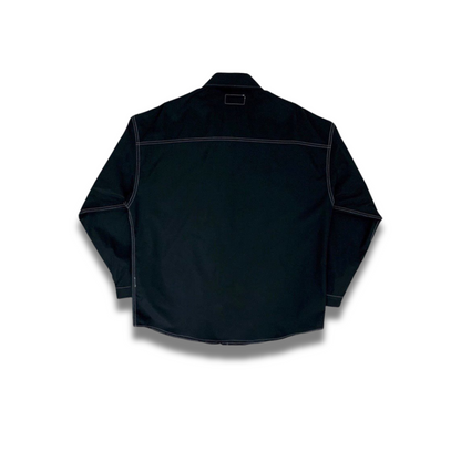 フロント＆スリーブに大胆なロゴをあしらったストリートシャツ