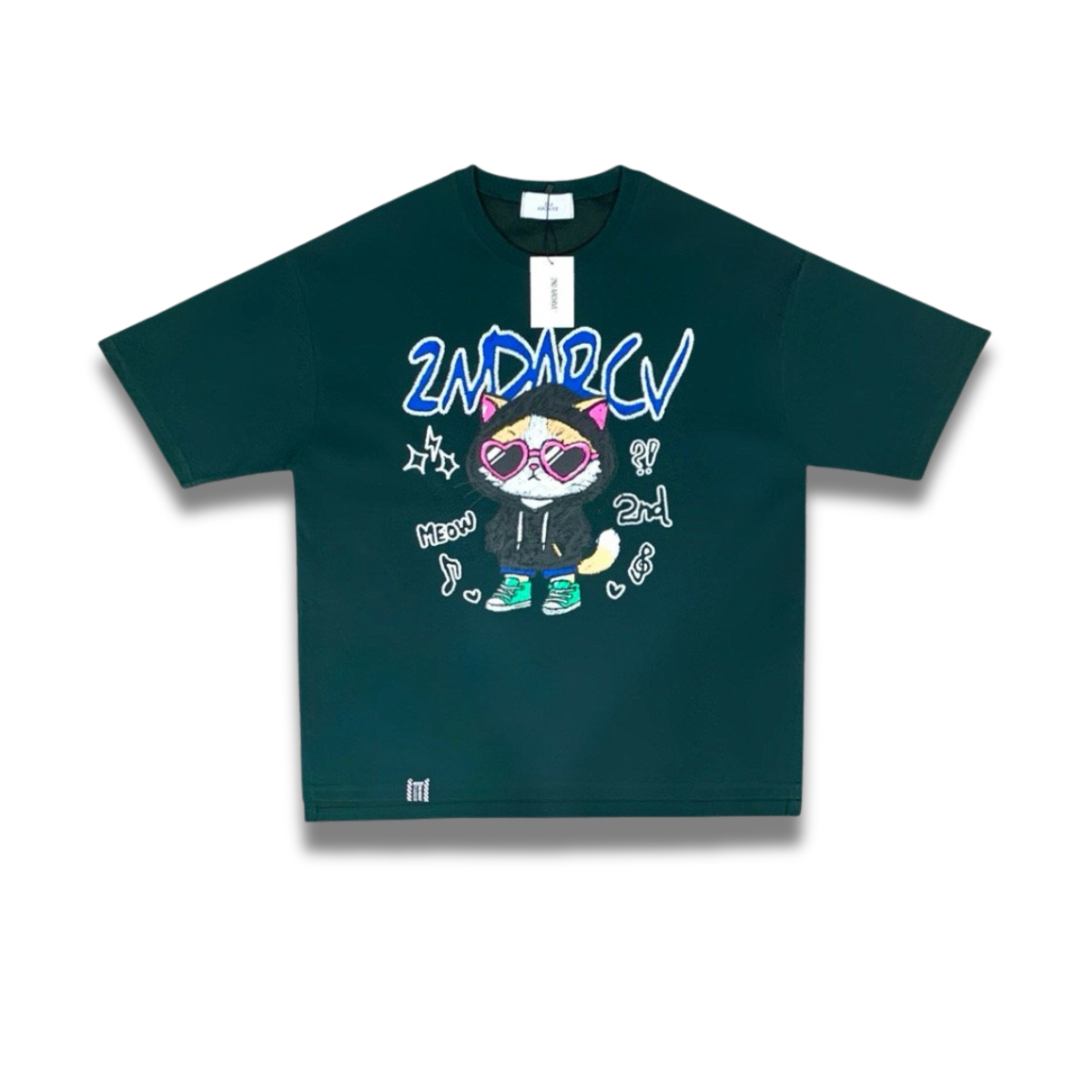 カジュアルに着こなしたチルキャットTシャツの全身スタイリング写真