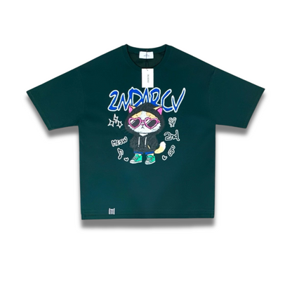 カジュアルに着こなしたチルキャットTシャツの全身スタイリング写真