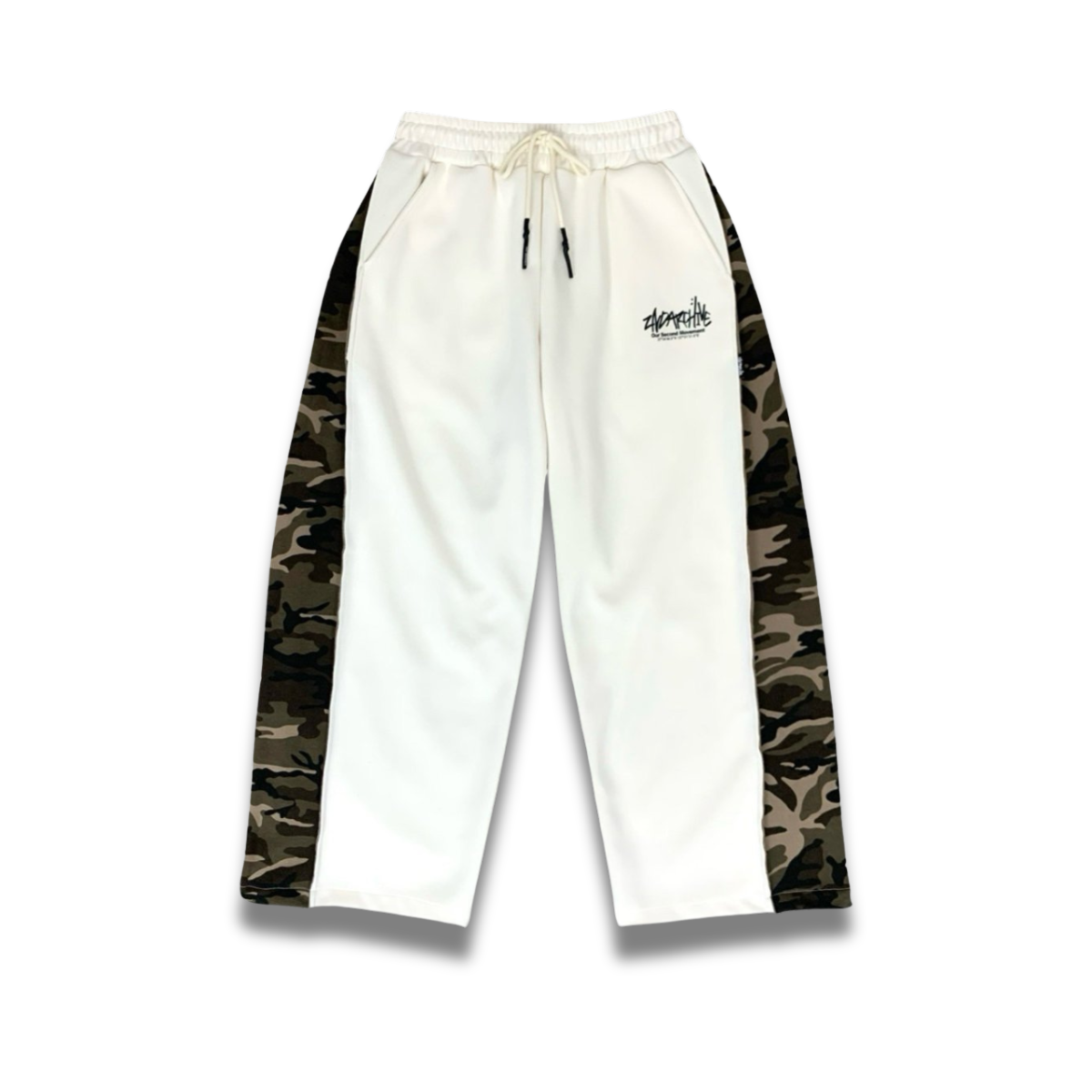 グレー×カモ柄のワイドパンツを自然に着こなしたモデル写真