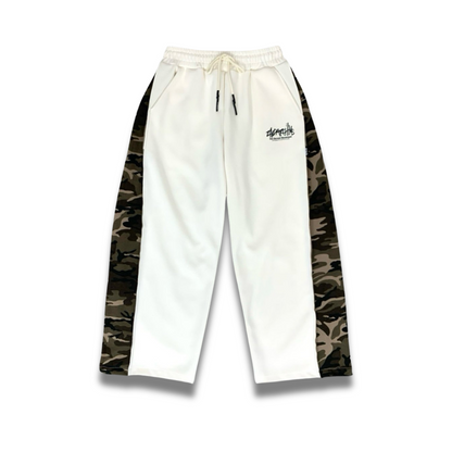 グレー×カモ柄のワイドパンツを自然に着こなしたモデル写真