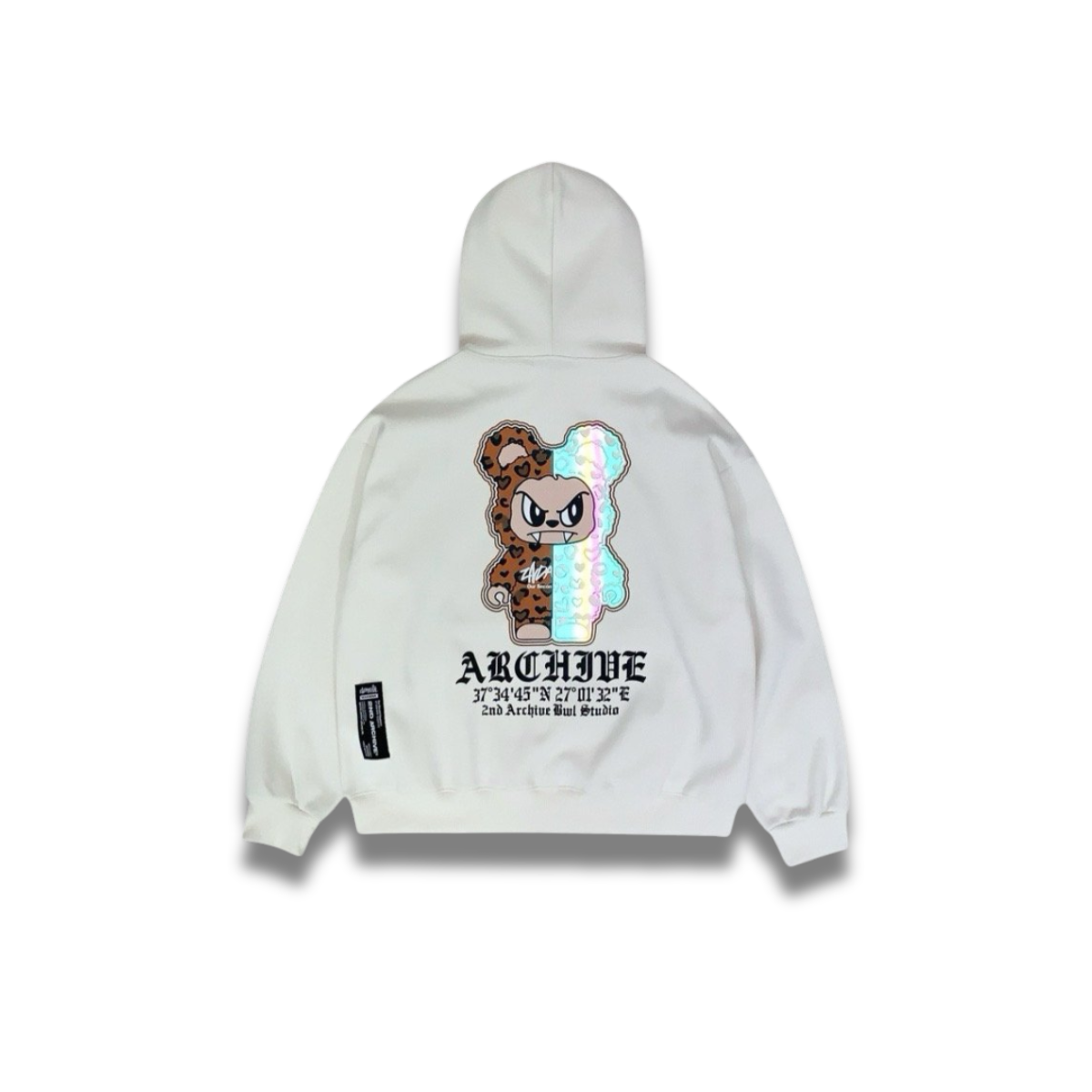 胸元のヒョウ柄ベアプリントが映える前面カット