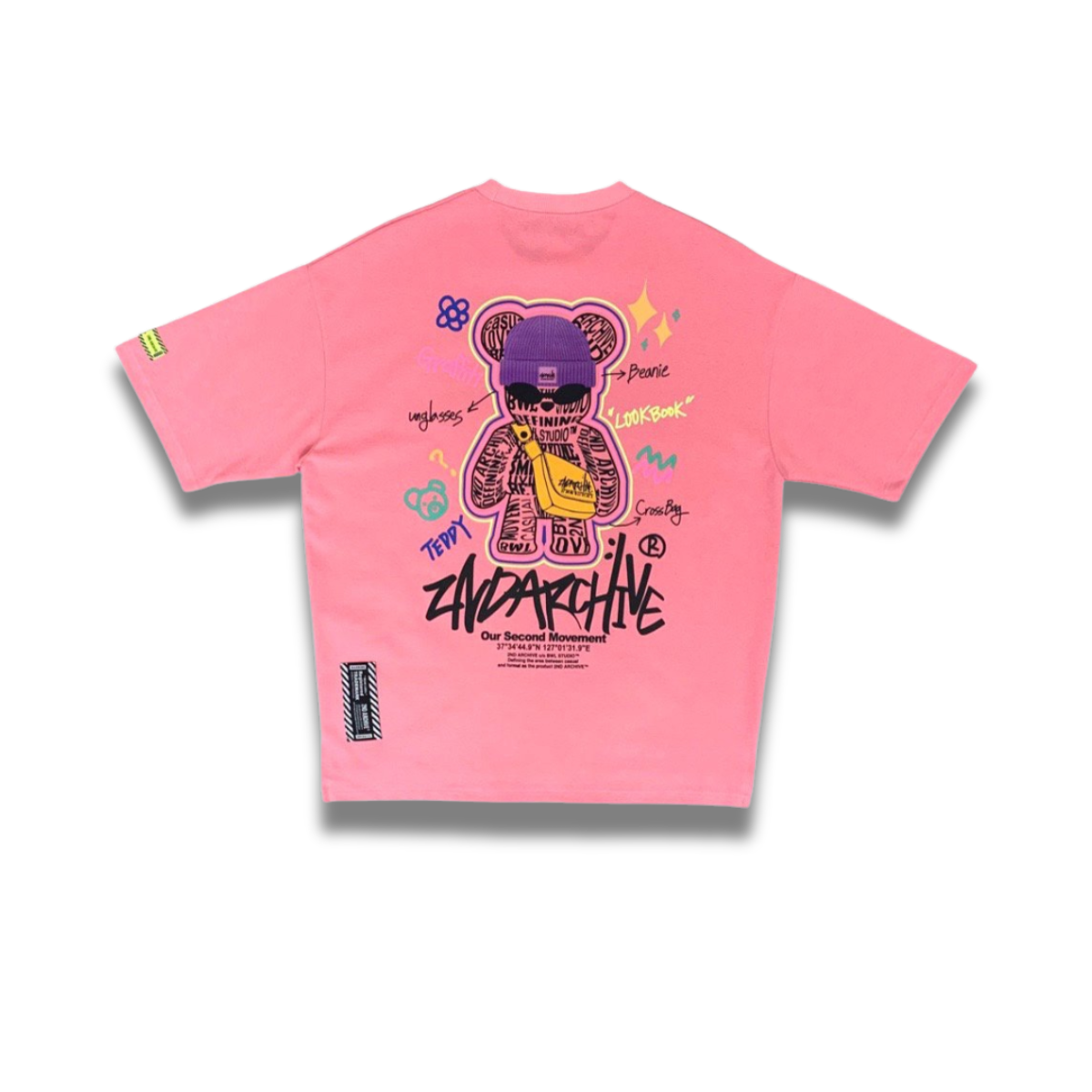 ピンクTシャツにパープル×イエローのベアがポップに映える、韓国女子に人気の一枚