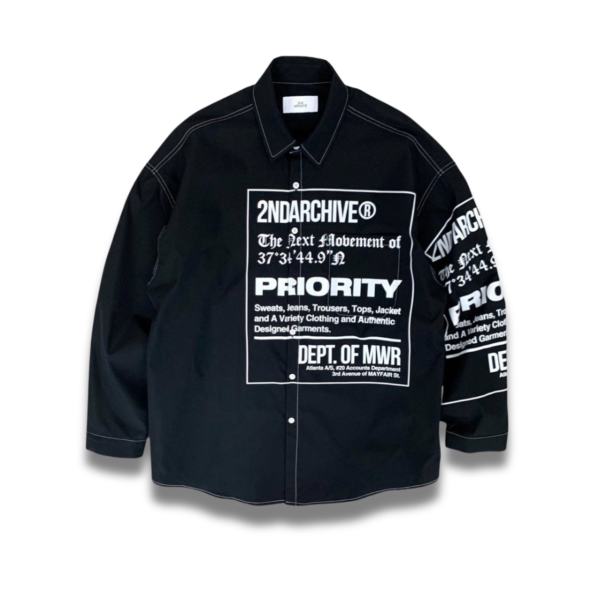 シャツをカジュアルに着こなした全身スタイリング写真