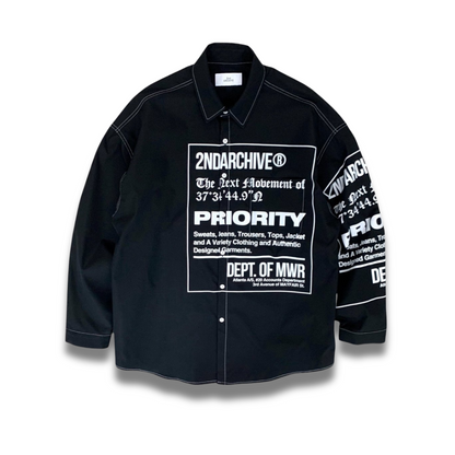 シャツをカジュアルに着こなした全身スタイリング写真