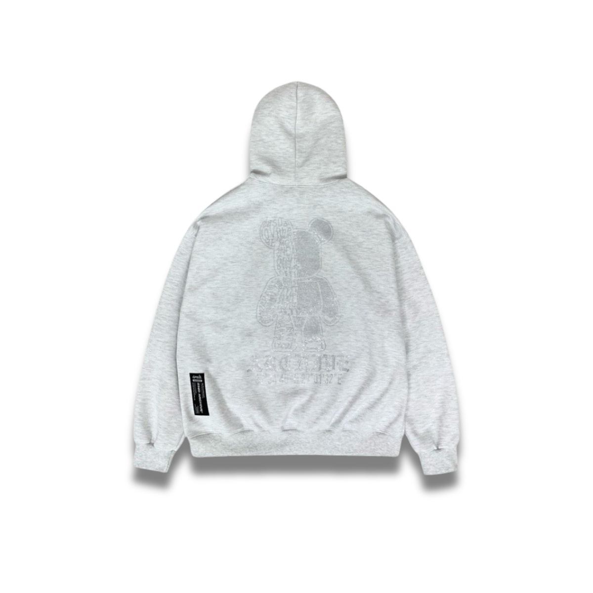 オーバーサイズシルエットのパーカーを自然に着こなすモデル写真