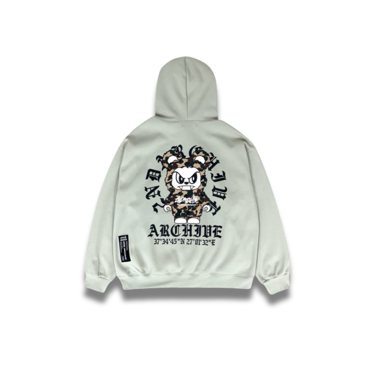 オーバーサイズシルエットのクマパーカーを着た全身スタイリング写真