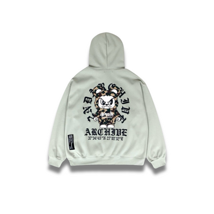 オーバーサイズシルエットのクマパーカーを着た全身スタイリング写真