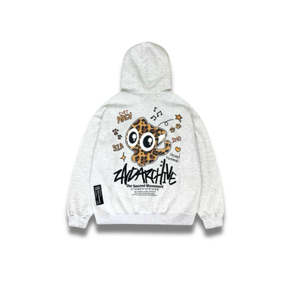 胸元のヒョウ猫プリントが見えるパーカーのディテールカット