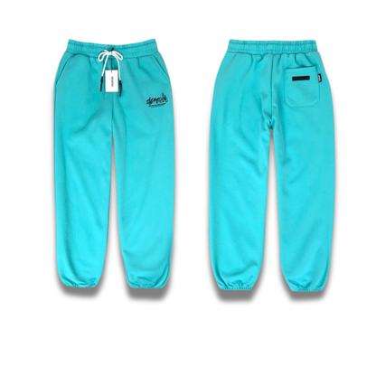 モデルがリラックスして着用したジョガーパンツの自然なスタイル写真