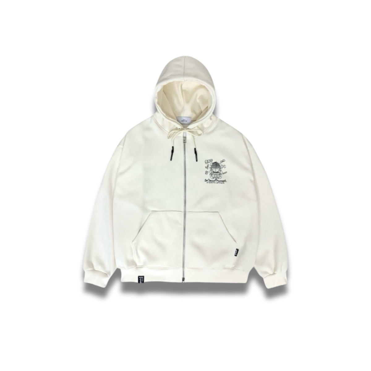 ジップアップ仕様のオーバーサイズパーカーの斜めアングル