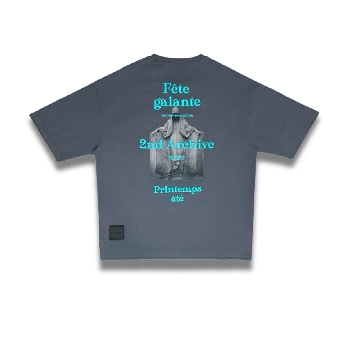 グレーTシャツの刺繍ディテールを写した接写ショット