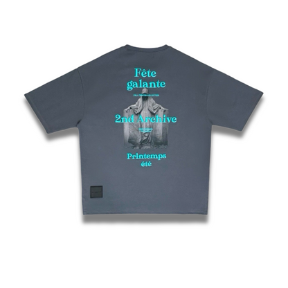 グレーTシャツの刺繍ディテールを写した接写ショット