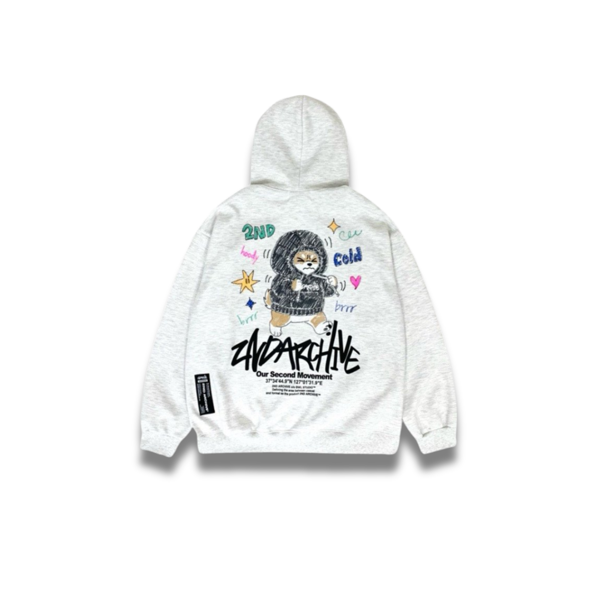 パーカーの紐（ドローストリング）部分と胸元デザインのバランスが分かる写真